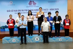 Ban tổ chức trao giải cho các kỳ thủ ở bảng phong trào nâng cao nội dung cờ tiêu chuẩn. (Ảnh: Đức Hiếu/TTXVN)
