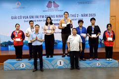Ban tổ chức trao giải cho các kỳ thủ ở bảng phong trào nâng cao nội dung cờ tiêu chuẩn. (Ảnh: Đức Hiếu/TTXVN)