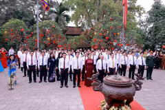 Đoàn đại biểu lãnh đạo tỉnh Phú Thọ thực dâng hương tưởng niệm Tổ Mẫu Âu Cơ tại Đền thờ Tổ Mẫu Âu Cơ. (Ảnh: Hoàng Hùng/TTXVN)