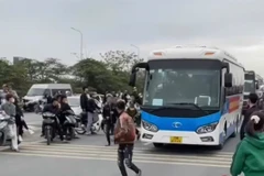 Đối tượng cản trở xe làm nhiệm vụ (Ảnh cắt từ clip)