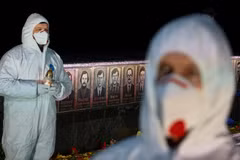 Các nhân viên nhà máy điện hạt nhân Chernobyl thắp nến tại đài tưởng niệm lính cứu hỏa và công nhân thiệt mạng sau thảm họa Chornobyl, trong lễ tưởng niệm 40 năm sau thảm họa, giữa bối cảnh xung đột Nga - Ukraine, tại thành phố Slavutych (TP đặc biệt được xây dựng để cho nhân viên nhà máy điện hạt nhân Chernobyl và gia đình họ sau thảm họa hạt nhân năm 1986) ngày 26-4-2026 - (Ảnh: REUTERS)