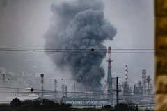 Nhà máy lọc dầu Bazan tại vịnh Haifa bị trúng tên lửa. (Ảnh: TPS)