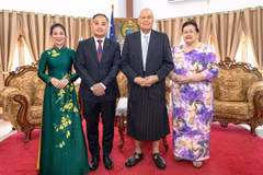 Đại sứ Phan Minh Giang (thứ hai, từ trái sang) và phu nhân chụp ảnh lưu niệm cùng Ngài Tuimalealiifano Va’aletoa Sualauvi II, người đứng đầu Nhà nước độc lập Samoa và phu nhân. (Ảnh: TTXVN phát)