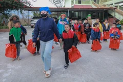 Các học sinh nghèo vùng cao Tuyên Quang vui mừng khi được nhận những phần quà Tết sớm. (Ảnh: Phan Phương/TTXVN)