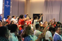 Người hâm mộ hò reo mừng chiến thắng của cử tạ Việt Nam. (Ảnh: Đỗ Sinh/TTXVN )