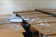Vữa trần lớp học bong tróc thành từng mảng lớn.