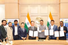 Buổi lễ ký kết còn có sự tham gia của ông Lê Quang Biên (thứ tư từ trái sang), Tổng Lãnh sự Việt Nam tại Mumbai, Ấn Độ và lãnh đạo của Cơ quan Quản lý Đô thị Mumbai, Bộ Công nghiệp và các Bộ ngành khác của bang Maharashtra. (Nguồn: Vietnam+)