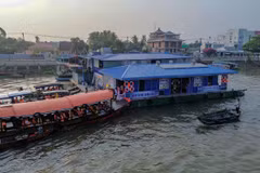 Tàu chở khách du lịch ghé bè đặc sản Khởi My ngày 26/3/2025, dù nhà bè này vẫn đang trong thời gian bị đình chỉ hoạt động. (Ảnh: TTXVN)