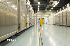 Kỹ thuật viên làm việc tại một cơ sở hạt nhân của Iran. (Ảnh: IRNA/TTXVN)