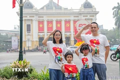 Một gia đình chụp ảnh lưu lại kỷ niệm trong dịp kỷ niệm 50 năm Ngày Giải phóng miền Nam, thống nhất đất nước (30/4/2025). (Ảnh: Khánh Hoà/TTXVN)