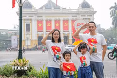Một gia đình chụp ảnh lưu lại kỷ niệm trong dịp kỷ niệm 50 năm Ngày Giải phóng miền Nam, thống nhất đất nước (30/4/2025). (Ảnh: Khánh Hoà/TTXVN)
