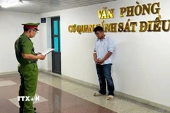 Tạm giữ tài xế Phạm Quốc Huy điều khiển xe bán tải kéo lê nạn nhân đi xe máy 500m làm nạn nhân tử vong. (Ảnh TTXVN phát)