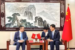 Đại sứ Việt Nam tại Trung Quốc Phạm Thanh Bình (trái) hội kiến Bí thư thứ nhất Trung ương Đoàn Thanh niên Cộng sản Trung Quốc A Đông. (Ảnh: TTXVN phát)