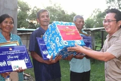 Thành phố Hồ Chí Minh tặng quà cho các gia đình có hoàn cảnh khó khăn.