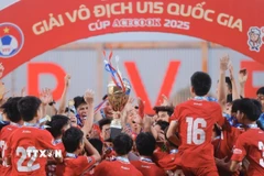 Ban tổ chức trao Cup vô địch cho U15 PVF. (Ảnh: Minh Quyết/TTXVN)