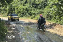 Tuyến đường hư hỏng nặng, xe cộ đi qua gặp nhiều khó khăn. (Ảnh: Nguyễn Văn Cảnh/TTXVN)
