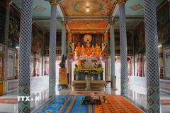 Ngôi chánh điện có nền lát gạch bông, cột và phần lớn các mảng tường ở đây cũng đều được ốp gạch men (Ảnh: Nguyễn Hằng/TTXVN)