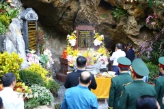 Các đại biểu dâng hương tại ngôi mộ chung các liệt sỹ tại Di tích quốc gia đặc biệt Hang Tám Cô. (Ảnh: Tá Chuyên/TTXVN)