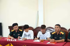 Những thanh niên ở Hà Tĩnh chủ động đăng ký tình nguyện thực hiện nghĩa vụ quân sự trước mùa tuyển quân năm 2027. (Ảnh: Hữu Quyết/TTXVN)