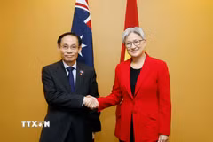 Bộ trưởng Ngoại giao Lê Hoài Trung và Bộ trưởng Ngoại giao Australia Penny Wong. (Ảnh: Thống Nhất/TTXVN)