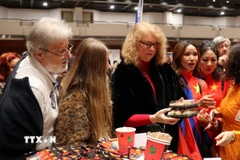 Khách hàng thích thú với các món ẩm thực tại gian hàng Việt Nam. (Ảnh: Việt Dũng/TTXVN)