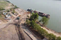 Chỉ vài trăm mét dọc bờ sông Đuống (đoạn qua xã Phù Đổng, huyện Gia Lâm, Hà Nội) có đến 3 bãi trung chuyển, khai thác đất, cát trái phép. (Nguồn: Báo Tiền Phong)