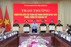 Chủ tịch Ủy ban Nhân dân tỉnh Nghệ An đã tặng Bằng khen của Ủy ban Nhân dân tỉnh cho 5 cá nhân thuộc Ban Chỉ huy Bộ đội Biên phòng Nghệ An vì có thành tích xuất sắc trong đấu tranh phòng, chống tội phạm ma túy. (Ảnh: Văn Tý/TTXVN)
