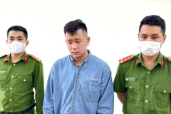 Đối tượng Phạm Duy Tuấn Đạt tại cơ quan chức năng. (Ảnh: TTXVN)