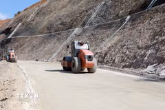 Hệ thống máy móc thi công những mét đường cuối cùng của gói xây lắp số 07, gói xây mới 100% và có khối lượng giải phóng mặt bằng lớn nhất. (Ảnh: Quý Trung/TTXVN)