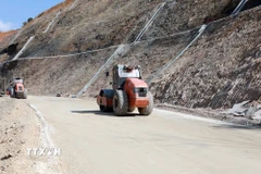 Hệ thống máy móc thi công những mét đường cuối cùng của gói xây lắp số 07, gói xây mới 100% và có khối lượng giải phóng mặt bằng lớn nhất. (Ảnh: Quý Trung/TTXVN)