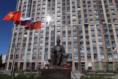 Tượng đài Chủ tịch Hồ Chí Minh ở Quảng trường cùng mang tên Người ở thành phố St-Peterburg, Nga. (Ảnh: Quang Vinh/TTXVN)