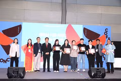 Đại sứ Vũ Hồ trao giải thưởng Cafe Việt Nam cho các doanh nghiệp và nghệ nhân chế biến. (Ảnh: Khánh Vân/TTXVN)