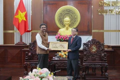 Tổng Lãnh sự Ấn Độ tại Thành phố Hồ Chí Minh tặng quà lưu niệm cho lãnh đạo thành phố Cần Thơ. (Ảnh: Nguyễn Hằng/TTXVN)