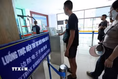 Người dân làm thủ tục xuất cảnh tại cửa khẩu Quốc tế Lào Cai (tỉnh Lào Cai). (Ảnh: Vũ Sinh/TTXVN)