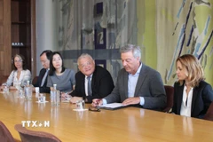 Đại sứ Nguyễn Mạnh Thắng (người thứ ba từ phải sang) chứng kiến lễ ký kết. (Ảnh: TTXVN phát)