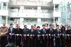 Nghi thức cắt băng khai mạc Triển lãm. (Ảnh: Khánh Vân/TTXVN)