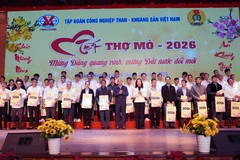 Lãnh đạo tỉnh Quảng Ninh và TKV tặng quà cho công nhân. (Ảnh: Văn Đức/TTXVN)