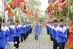 Việc tái hiện nghi lễ thượng nêu ngày Tết để nhân dân và du khách được trải nghiệm cũng như hiểu hơn về những nét đẹp văn hóa truyền thống của dân tộc Việt Nam. (Ảnh: Hoa Mai/TTXVN)