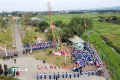 Lễ Thượng nêu và thả cá thu hút sự quan tâm của đông đảo người dân vùng di sản cũng như du khách gần xa. (Ảnh: Hoa Mai/TTXVN)