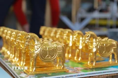 Tác phẩm ngựa dát vàng tại làng nghề Kiêu Kỵ (xã Gia Lâm, Hà Nội) với quy trình chế tác thủ công tinh xảo, sử dụng vàng quỳ và kỹ thuật sơn son thếp vàng truyền thống. (Ảnh: Phan Phương/TTXVN)