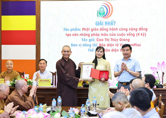 Nhà báo Cao Thủy Giang - Báo Điện tử VietnamPlus nhận giải Nhất. (Ảnh: PV/Vietnam+) khong-co-tieu-de.jpg