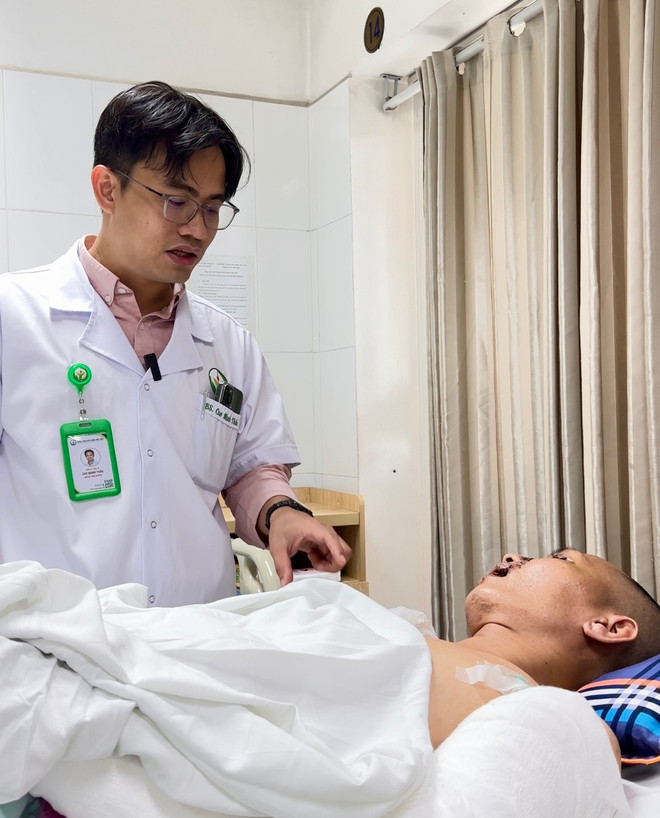 Doctor examines and monitors patient's condition. (Photo: PV/Vietnam+) tham-kham.png