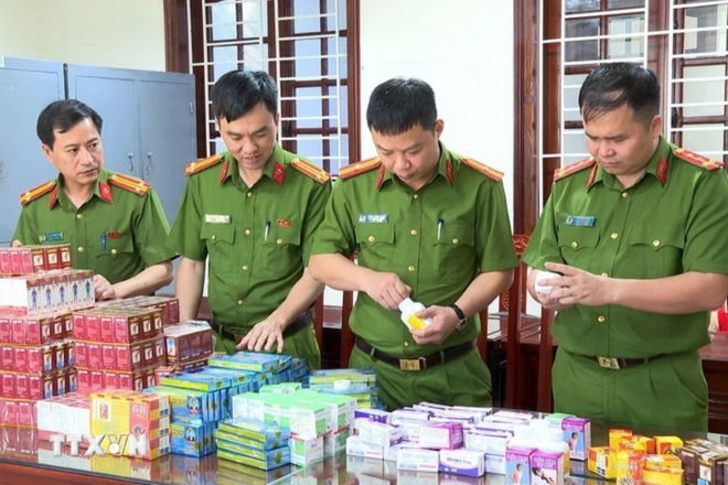Phòng Cảnh sát kinh tế Công an tỉnh Thanh Hóa triệt phá đường dây sản xuất, buôn bán tân dược giả qui mô lớn. (Ảnh: TTXVN phát) screen-shot-2025-05-07-at-004310.png