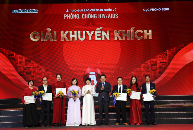 Auteurs en personen die de Aanmoedigingsprijs hebben ontvangen. (Foto: PV/Vietnam+) 8a6a75038ef82097111b71a8a154b08a.jpg