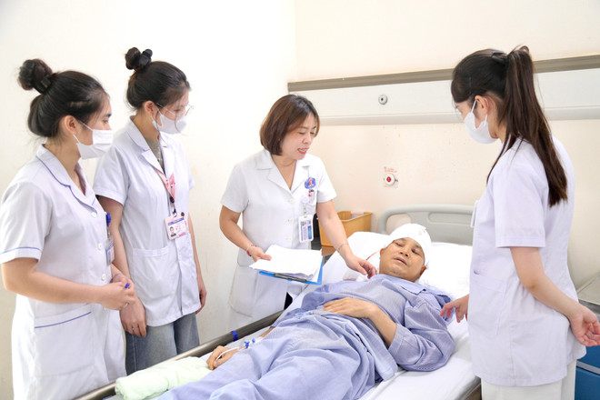Điều dưỡng là người theo dõi tình hình sức khoẻ và gắn bó mật thiết với các bệnh nhân hàng ngày. (Ảnh: PV/Vietnam+) dieu-duong-3.jpg