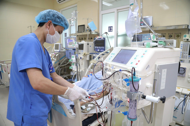 Công việc của người điều dưỡng ở các khoa hồi sức hay cấp cứu càng khó khăn và tất bật hơn khi phải chăm sóc bệnh nhân thở máy, lọc máu... (Ảnh: PV/Vietnam+) dieu-duong-2.jpg