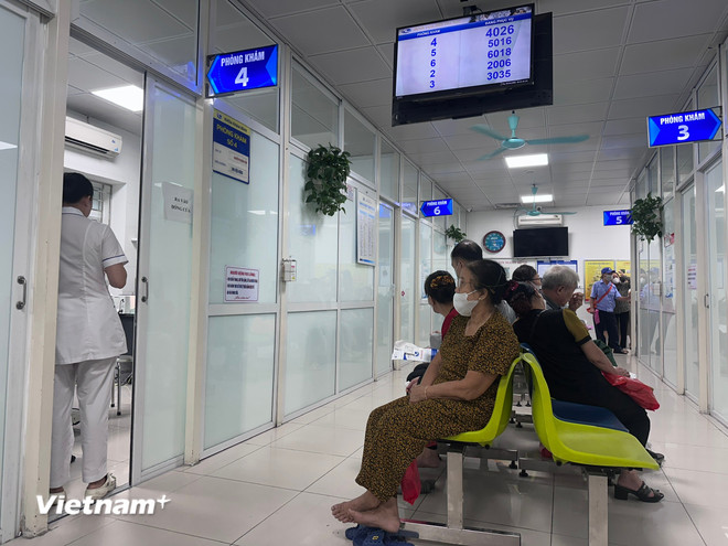 Người dân làm thủ tục chờ khám chữa bệnh. (Ảnh: PV/Vietnam+) vnp-nguoi-dan-cho-kham.jpg