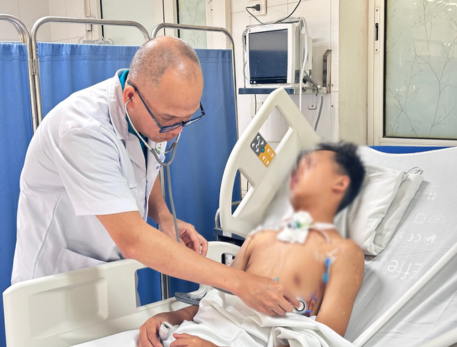 Phó giáo sư Nguyễn Hồng Hà theo dõi sức khỏe của bệnh nhân sau phẫu thuật. (Ảnh: PV/Vietnam+) screen-shot-2025-10-22-at-095930.png