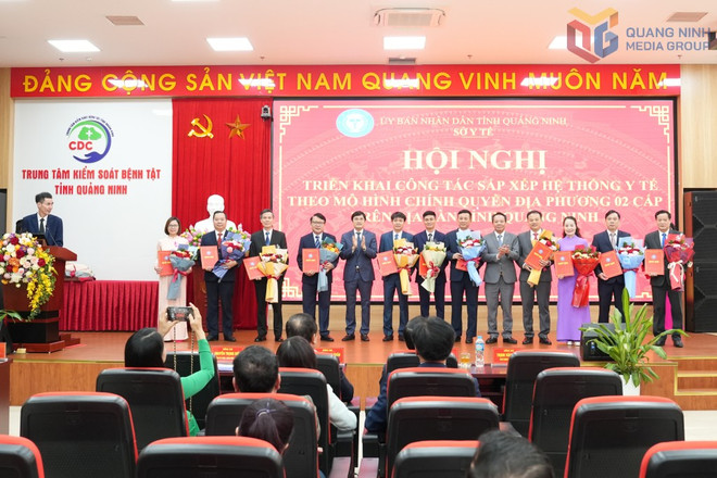 Ledarna för Quang Ninhs hälsodepartement presenterade beslutet om personalöverföring och utnämning till tjänster efter sammanslagningen och arrangemanget. (Foto: PV/Vietnam+) tang-hoa.jpg