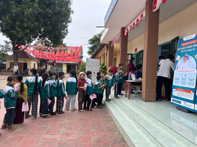 Chương trình khám mắt thiện nguyện do Bệnh viện Mắt Hà Nội 2 tổ chức tại Trường Tiểu học Đào Xá, xã Tân Khánh, tỉnh Thái Nguyên – khu vực chịu ảnh hưởng nặng sau đợt lũ vừa qua. (Ảnh: PV/Vietnam+) z7149835008851-6b43495ff37b4fd58226198d5e8e8105.jpg